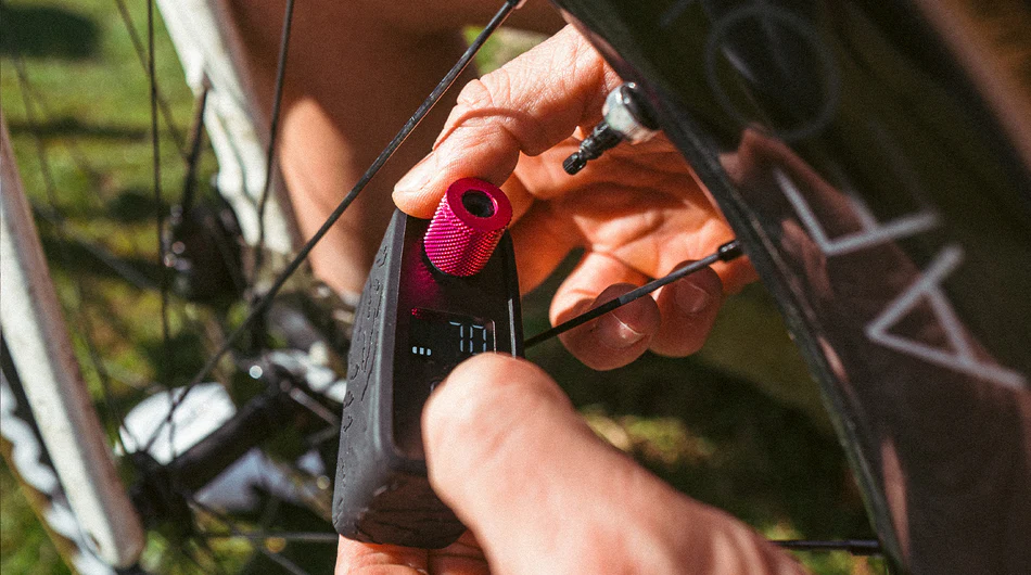 משאבה חשמלית לאופניים Muc-Off AirMach Pro (3) משאבה חשמלית לאופניים Muc-Off AirMach Pro