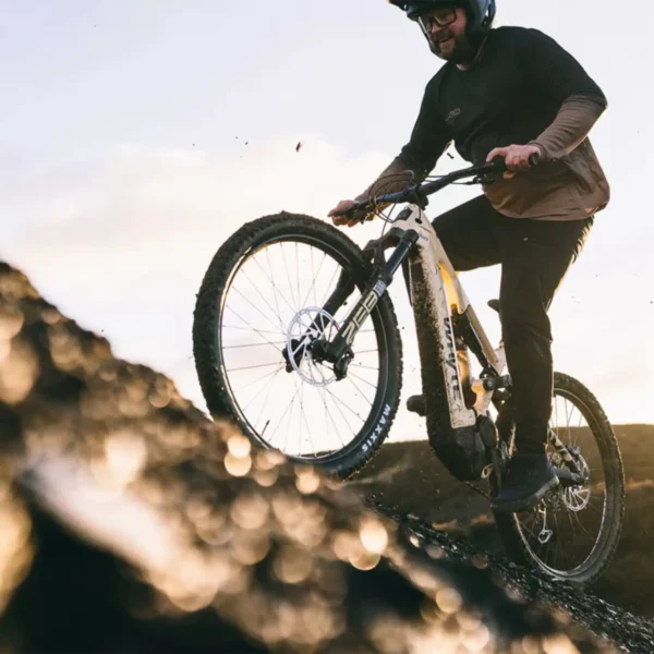 אופני שטח חשמליים וויט קאדו קרבון WHYTE KADO RS